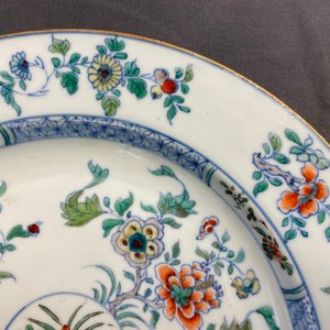 Quatre plats en porcelaine de Chine doucai, Kangxi — photo 18