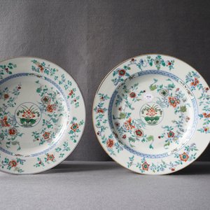 Quatre plats en porcelaine de Chine doucai, Kangxi — photo 27
