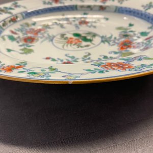 Quatre plats en porcelaine de Chine doucai, Kangxi — photo 8