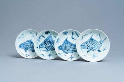 Quatre plats en porcelaine de Chine en bleu et blanc à décor de carpes, Dehua, 18/19ème