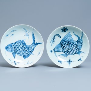 Quatre plats en porcelaine de Chine en bleu et blanc à décor de carpes, Dehua, 18/19ème — photo 2