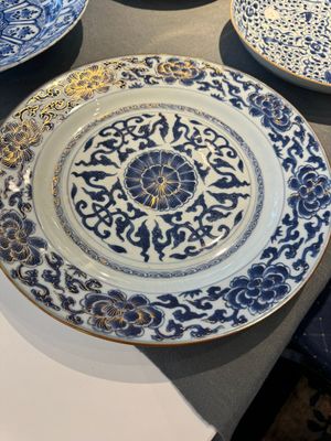 Quatre plats en porcelaine de Chine en bleu et blanc à décor floral, Kangxi/Yongzheng — photo 2