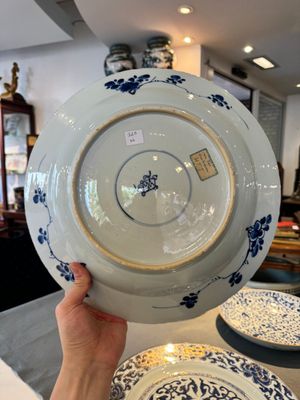 Quatre plats en porcelaine de Chine en bleu et blanc à décor floral, Kangxi/Yongzheng — photo 25