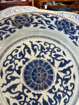 Quatre plats en porcelaine de Chine en bleu et blanc à décor floral, Kangxi/Yongzheng — photo 4