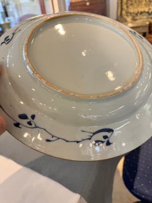 Quatre plats en porcelaine de Chine en bleu et blanc à décor floral, Kangxi/Yongzheng — photo 7