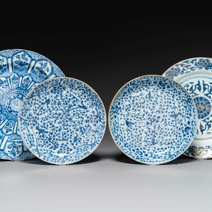 Quatre plats en porcelaine de Chine en bleu et blanc à décor floral, Kangxi/Yongzheng — photo 1