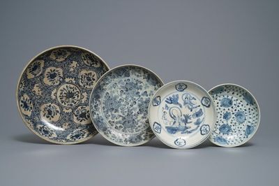 Quatre plats en porcelaine de Chine en bleu et blanc, Hongzhi
