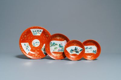 Quatre plats en porcelaine de Chine famille rose à fond rouge de corail, marques de Qianlong, 19ème