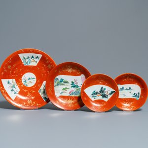 Quatre plats en porcelaine de Chine famille rose à fond rouge de corail, marques de Qianlong, 19ème — photo 1