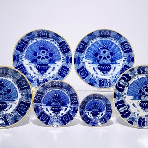 Quatre plats et deux assiettes en faïence de Delft bleu et blanc "Queue de paon", 18ème — photo 1