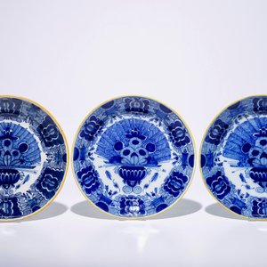 Quatre plats et deux assiettes en faïence de Delft bleu et blanc "Queue de paon", 18ème — photo 2