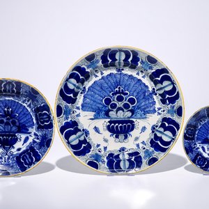 Quatre plats et deux assiettes en faïence de Delft bleu et blanc "Queue de paon", 18ème — photo 4