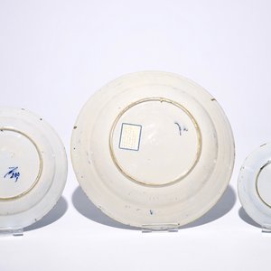 Quatre plats et deux assiettes en faïence de Delft bleu et blanc "Queue de paon", 18ème — photo 5