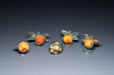 Quatre pommes à suspendre en faïence polychrome de Delft et une pièce décorative aux poires et pommes, 18ème