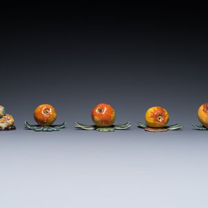 Quatre pommes à suspendre en faïence polychrome de Delft et une pièce décorative aux poires et pommes, 18ème — photo 2
