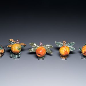 Quatre pommes à suspendre en faïence polychrome de Delft et une pièce décorative aux poires et pommes, 18ème — photo 6
