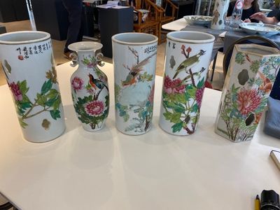 Quatre porte-chapeaux et un vase en porcelaine de Chine qianjiang cai, 19/20ème — photo 1