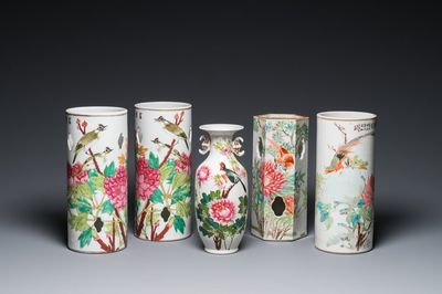 Quatre porte-chapeaux et un vase en porcelaine de Chine qianjiang cai, 19/20ème