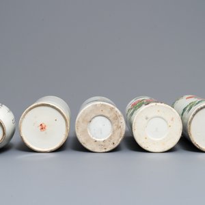 Quatre portes-chapeau et un vase en porcelaine de Chine qianjiang cai et famille rose, 19/20ème — photo 2