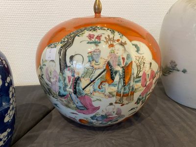Quatre pots couverts en porcelaine de Chine famille rose et en bleu et blanc, 19/20ème — photo 3