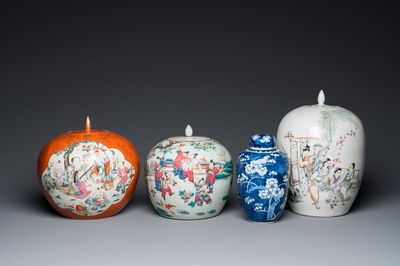 Quatre pots couverts en porcelaine de Chine famille rose et en bleu et blanc, 19/20ème
