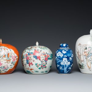 Quatre pots couverts en porcelaine de Chine famille rose et en bleu et blanc, 19/20ème — photo 2