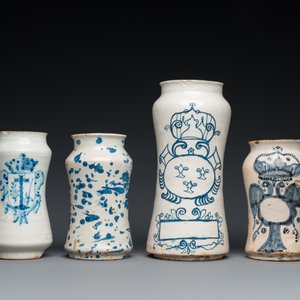 Quatre pots de pharmacie de type albarello en faïence en bleu et blanc, Espagne et Italie, 17/18ème — photo 2