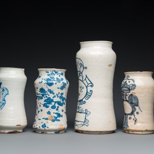 Quatre pots de pharmacie de type albarello en faïence en bleu et blanc, Espagne et Italie, 17/18ème — photo 3