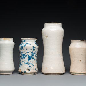 Quatre pots de pharmacie de type albarello en faïence en bleu et blanc, Espagne et Italie, 17/18ème — photo 4