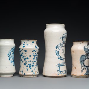 Quatre pots de pharmacie de type albarello en faïence en bleu et blanc, Espagne et Italie, 17/18ème — photo 5