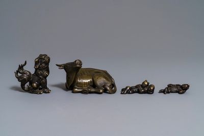 Quatre presse-papiers en bronze, Chine, 18/19ème