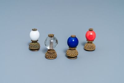 Quatre prises de chapeau de mandarins en bronze doré, Chine, Qing