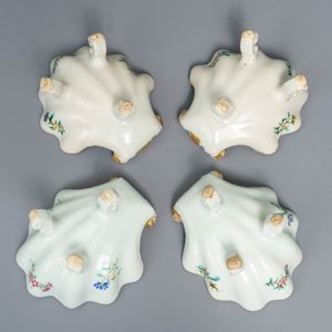 Quatre salerons de forme rocaille en porcelaine de Chine famille rose, Qianlong — photo 7