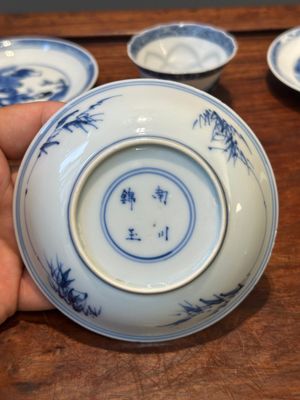 Quatre soucoupes en porcelaine de Chine en bleu et blanc et une tasse à sujet érotique, Kangxi — photo 17