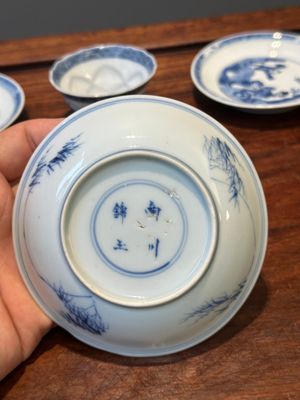 Quatre soucoupes en porcelaine de Chine en bleu et blanc et une tasse à sujet érotique, Kangxi — photo 22