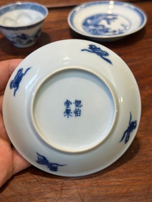 Quatre soucoupes en porcelaine de Chine en bleu et blanc et une tasse à sujet érotique, Kangxi — photo 26