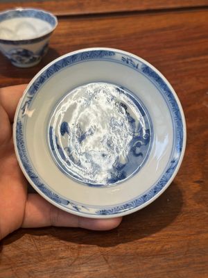 Quatre soucoupes en porcelaine de Chine en bleu et blanc et une tasse à sujet érotique, Kangxi — photo 33