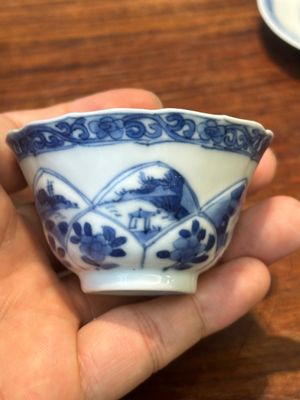 Quatre soucoupes en porcelaine de Chine en bleu et blanc et une tasse à sujet érotique, Kangxi — photo 9