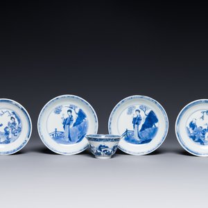 Quatre soucoupes en porcelaine de Chine en bleu et blanc et une tasse à sujet érotique, Kangxi — photo 1