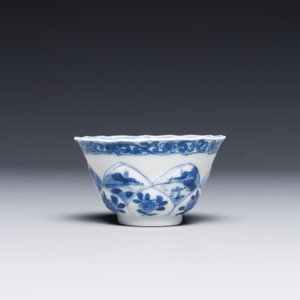 Quatre soucoupes en porcelaine de Chine en bleu et blanc et une tasse à sujet érotique, Kangxi — photo 5