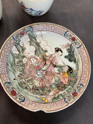 Quatre soucoupes et trois tasses en porcelaine de Chine en bleu et blanc, doucai et famille rose, Kangxi et postérieur — photo 13