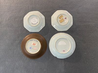 Quatre soucoupes et trois tasses en porcelaine de Chine en bleu et blanc, doucai et famille rose, Kangxi et postérieur — photo 2