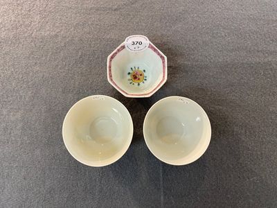 Quatre soucoupes et trois tasses en porcelaine de Chine en bleu et blanc, doucai et famille rose, Kangxi et postérieur — photo 3