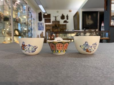 Quatre soucoupes et trois tasses en porcelaine de Chine en bleu et blanc, doucai et famille rose, Kangxi et postérieur — photo 5