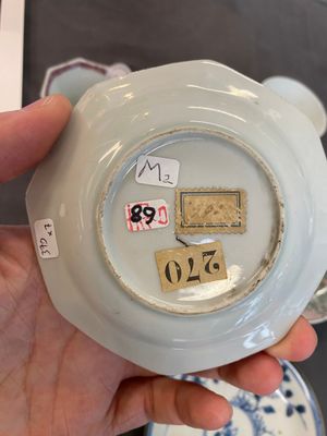 Quatre soucoupes et trois tasses en porcelaine de Chine en bleu et blanc, doucai et famille rose, Kangxi et postérieur — photo 9