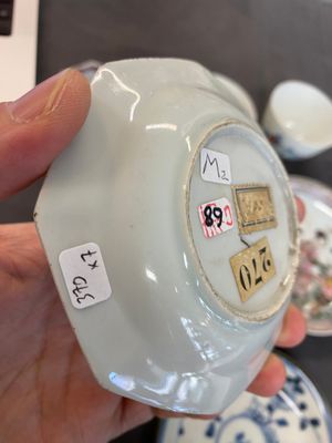 Quatre soucoupes et trois tasses en porcelaine de Chine en bleu et blanc, doucai et famille rose, Kangxi et postérieur — photo 10