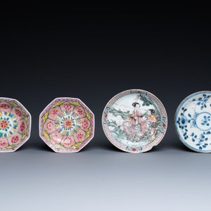 Quatre soucoupes et trois tasses en porcelaine de Chine en bleu et blanc, doucai et famille rose, Kangxi et postérieur — photo 2