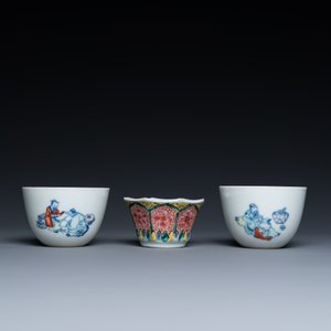 Quatre soucoupes et trois tasses en porcelaine de Chine en bleu et blanc, doucai et famille rose, Kangxi et postérieur — photo 4