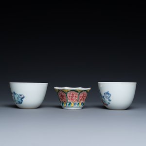 Quatre soucoupes et trois tasses en porcelaine de Chine en bleu et blanc, doucai et famille rose, Kangxi et postérieur — photo 5