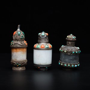 Quatre tabatières en jade aux montures en argent incrusté de pierres, 19/20ème — photo 4